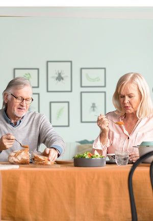 Mies ja nainen syömässä herkullista Feelia Ruokakaupan keittoa-ateriaa.