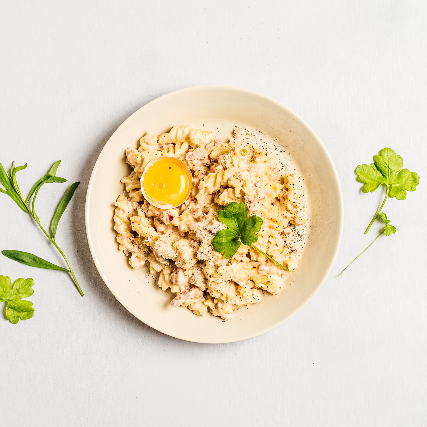 Tarjoa pasta carbonara tuoreiden yrttien, parmesaaniraasteen ja mustapippurin kera. Voit myös lisätä mehevyyttä kananmunan keltuaisella.