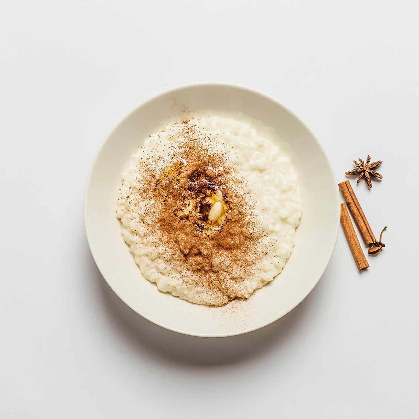 Ihanan kermainen Feelia Riisipuuro sopii mainiosti niin aamu- kuin iltapalallekin. Perinteisesti riisipuuro maistuu kanelin ja sokerin kera.