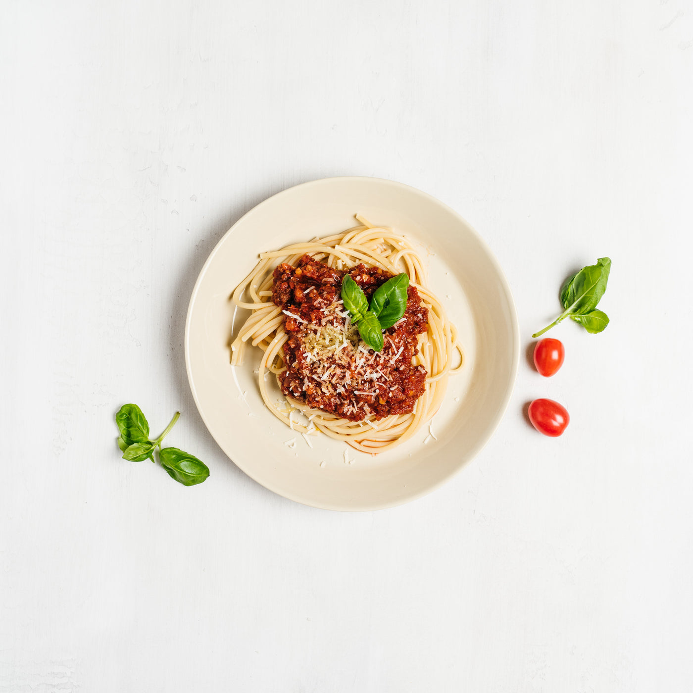 Klassinen bolognesekastike on maukas kaveri pastalle. Tarjoiluehdotuksessa makua antamassa tuoretta basilikaa ja raastettua parmesania.