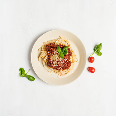 Klassinen bolognesekastike on maukas kaveri pastalle. Tarjoiluehdotuksessa makua antamassa tuoretta basilikaa ja raastettua parmesania.