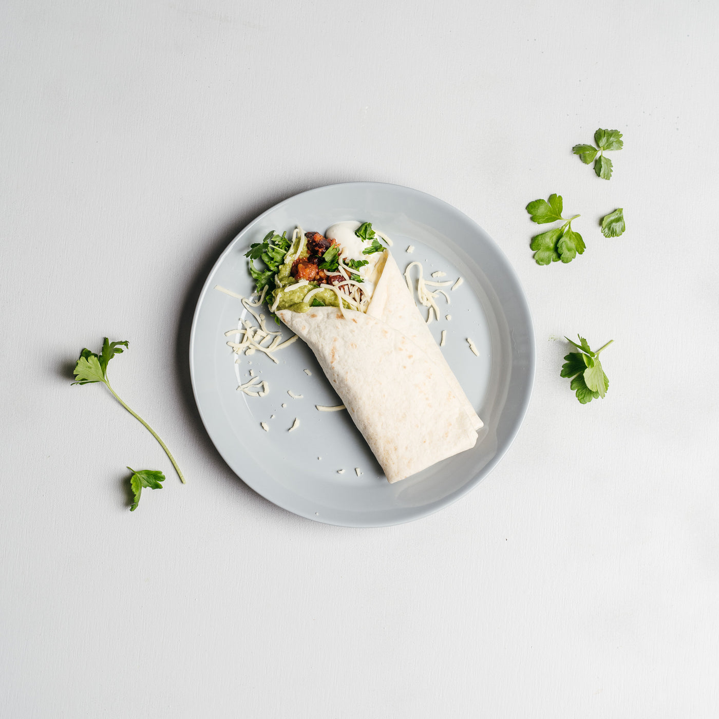 Lisää tortillaletun väliin kasvistäytteen lisäksi esimerkiksi guacamolea, ranskankermaa, salaaattia ja tuoretta korianteria sekä juustoraastetta.